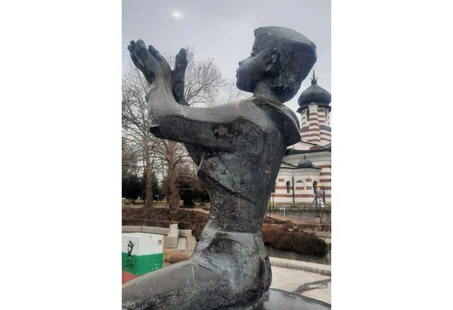 Мъж откърти с чук част от емблематичната скулптура "Щастливеца" в Плевен