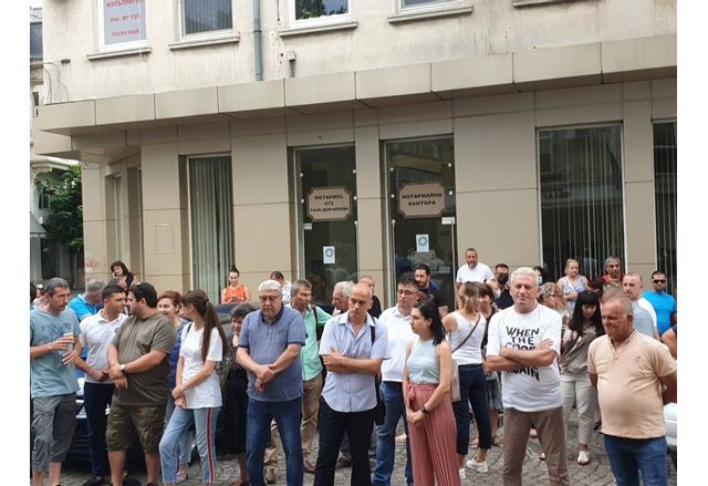 Мълчалив протест на активисти на ГЕРБ пред полицията в Пловдив