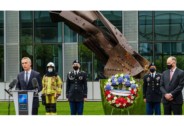 НАТО почете жертвите от 11 септември