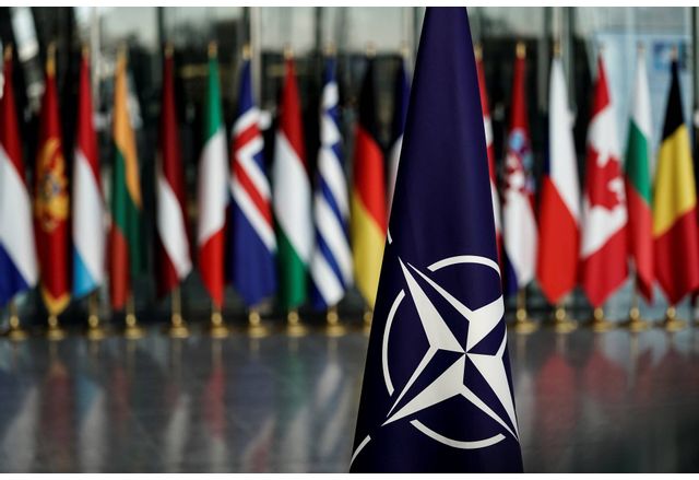 Лидерите на тридесетте и една държави членки на НАТО се
