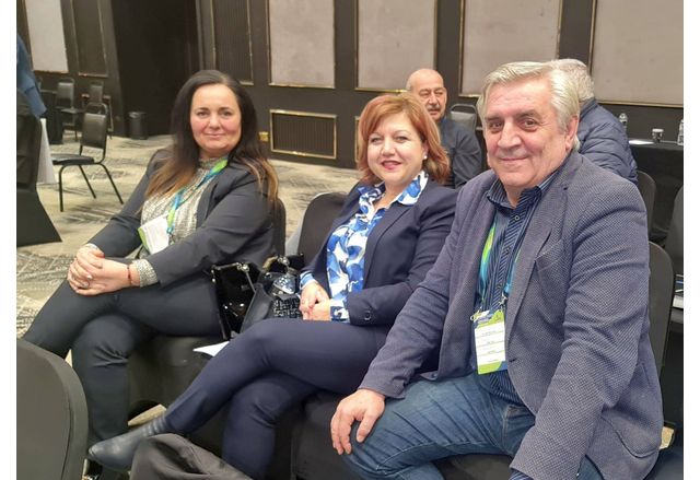 Кметът на Община Мездра Иван Аспарухов и председателят на Общинския