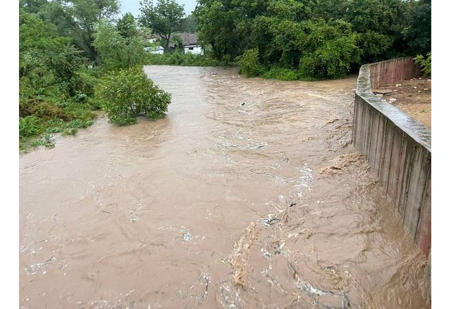 Община Симитли обяви бедствено положение заради продължаващите проливни дъждове съобщиха