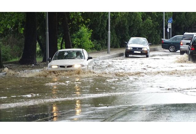 Лошото време застигна и старопланинския град Трявна Наводнени са десетки