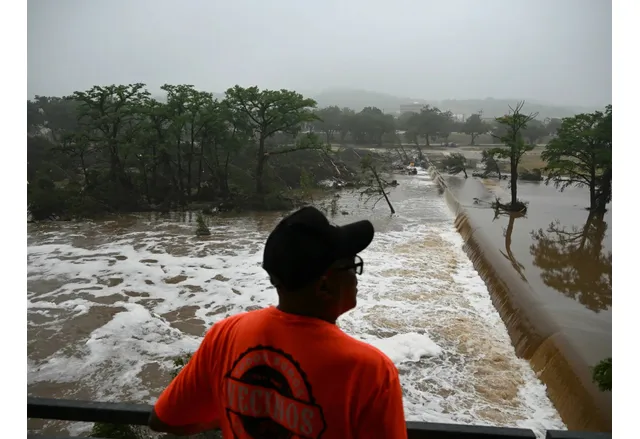 Броят на загиналите при опустошителните наводнения в щата Тексас на