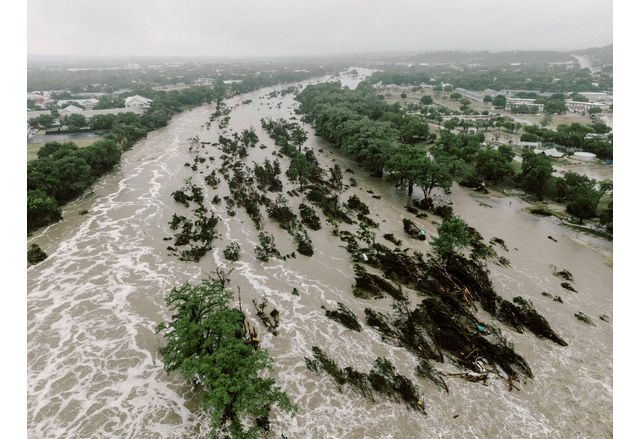 Броят на загиналите при катастрофалните наводнения в Тексас достигна най малко