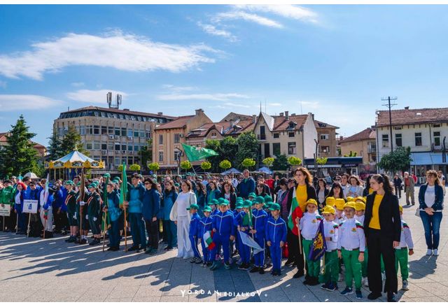 На тържествена церемония на площад Христо Ботев бяха изпратени участниците