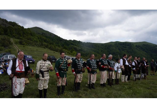 Над 250 родолюбци почетоха паметта на най-младия Ботев четник Александър Чендов в Ржана планина