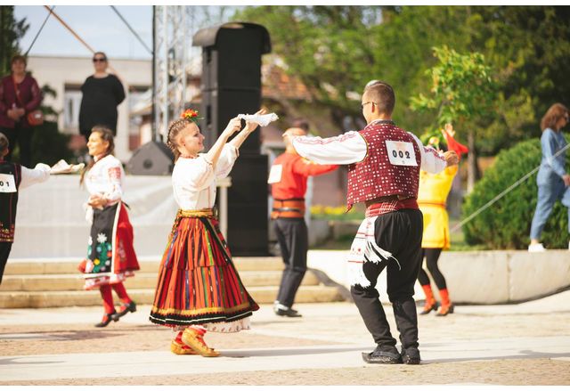 Над 300 танцьори се изявиха на Третия национален фолклорен фестивал "Хорцѐто на Дефилето" в Мездра 