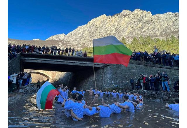 Над 40 души участваха в „спасяването“ на Богоявленския кръст във Враца