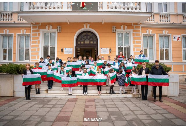 Над 600 първокласници във Враца получиха българското знаме