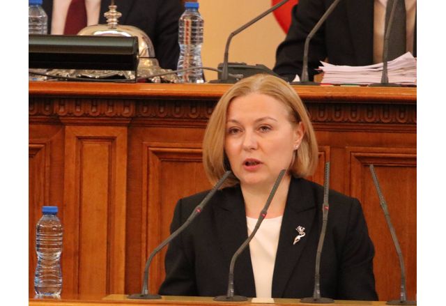 Президентът Румен Радев и министърът на правосъдието Надежда Йорданова подписаха