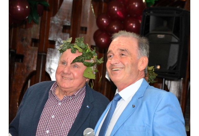 Кметът на община Асеновград д р Христо Грудев награди най добрите винари