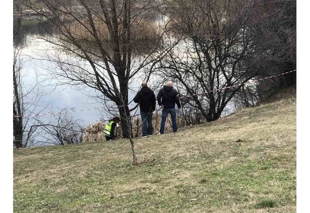 Намериха труп на възрастен мъж в езерото в квартал "Дружба"