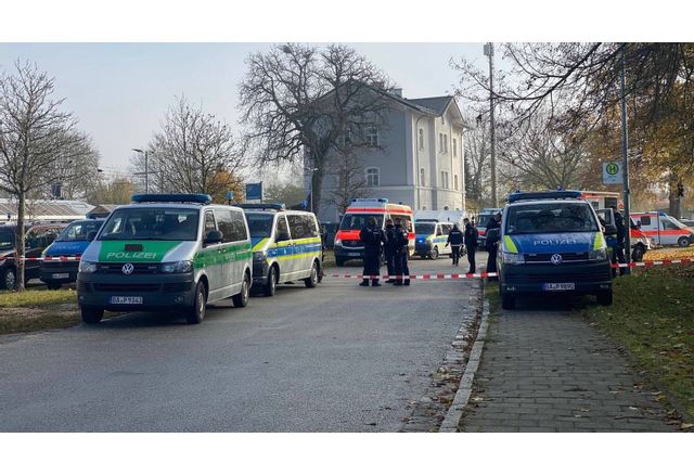 Двама германски полицаи са били смъртоносно простреляни рано сутринта в