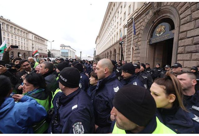 Напрежение пред МС между протестиращите земеделци и фермери и полицията