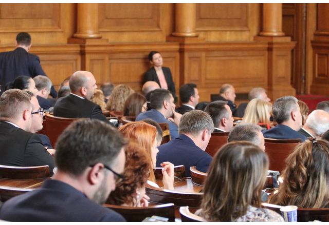 Парламентът гласува оставката на Никола Минчев 125 бяха за 113