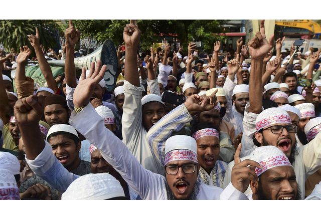 Насилието в Бангладеш след визитата на индийския премиер Нарендра Моди продължава