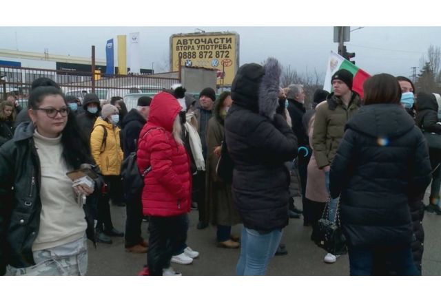 Недоволни граждани блокираха Околовръстното при кв. "Суходол"