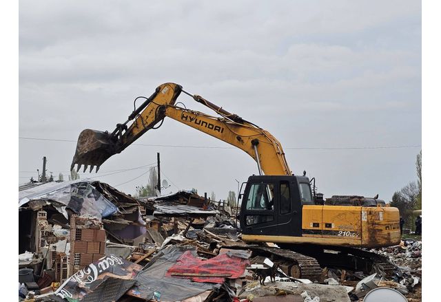 Събарянето на незаконните постройки в кв. "Захарна фабрика"