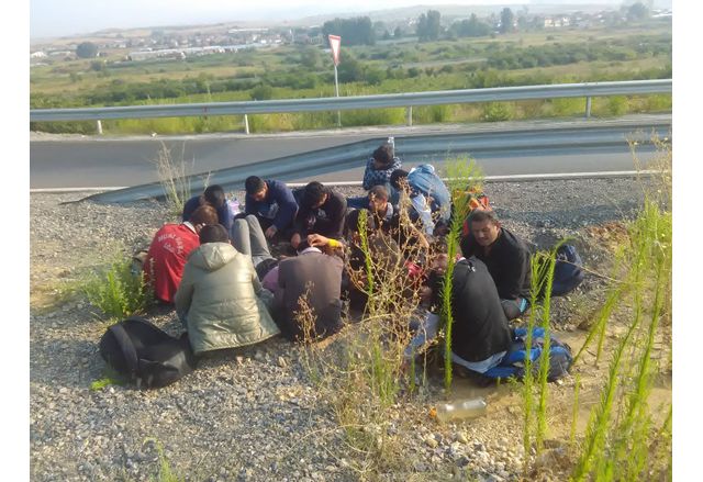 56 нелегални мигранти от Афганистан са задържани в товарен бус