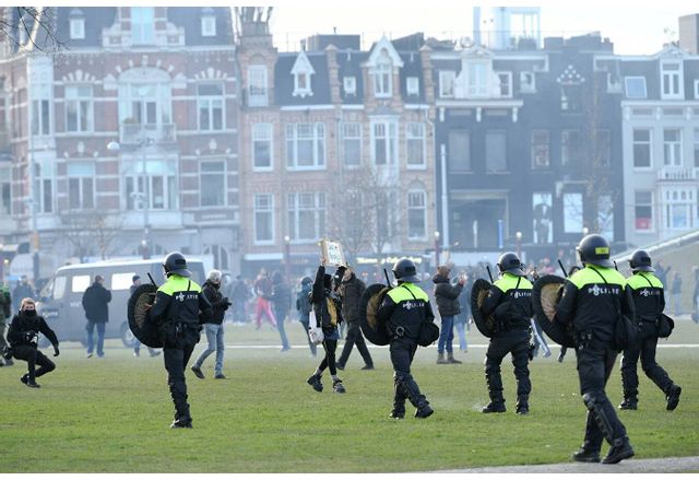 Нидерландската полиция разпръсва протест