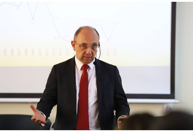 Щастлив съм че най после имаме каквото и да е редовно