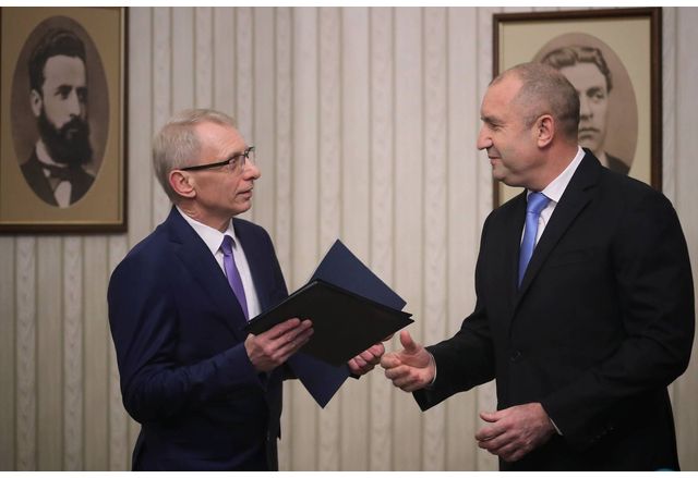 Николай Денков получи папката за втория мандат от Румен Радев