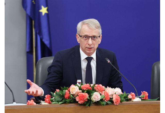 Премиерът акад Николай Денков депозира оставката си в деловодството на