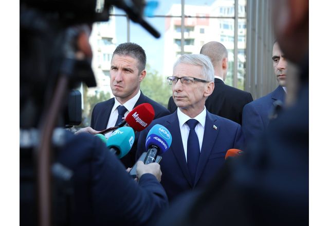 Сега не е моментът за вот на недоверие към правителството