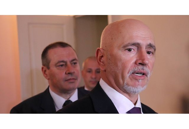 Министърът на транспорта в оставка Николай Събев е подал заявление
