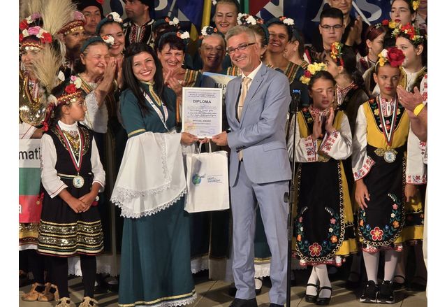 Защото съм от там ви каня – под дъгата За