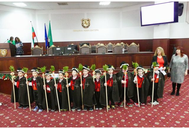 С песни и наричания за здраве и берекет коледарчета внесоха празнично настроение в Общинския съвет в Нова Загора