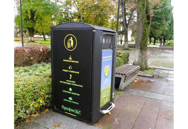 Нова Загора предприема още една стъпка към по-чиста и модерна градска среда, като монтира иновативно кошче със соларно захранване и вградена преса в централната част на града