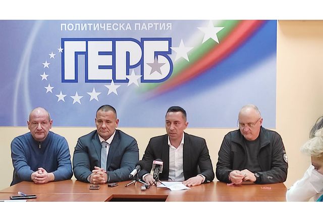 Новият кмет на Мъглиж д-р Душо Гавазов (вторият отляво-надясно)
