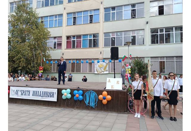 Областният управител на Бургас откри новата учебна година в две бургаски училища