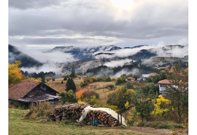 Облачно и дъждовно есенно време