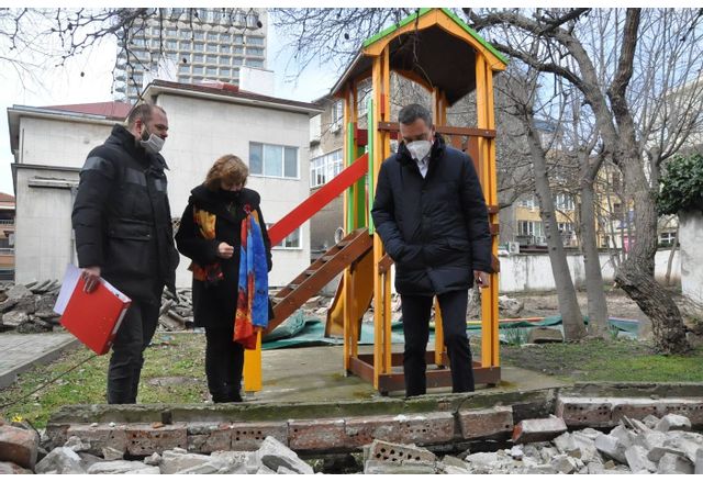 Обновяват дворните пространства на 10 детски заведения