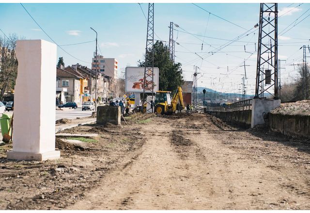 Обновяват участък от пешеходната зона на една от централните градски улици в Мездра