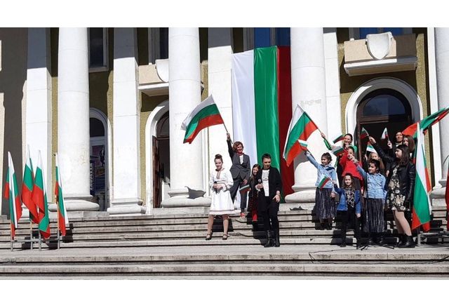 Община Асеновград подаравя безплатно националното знаме