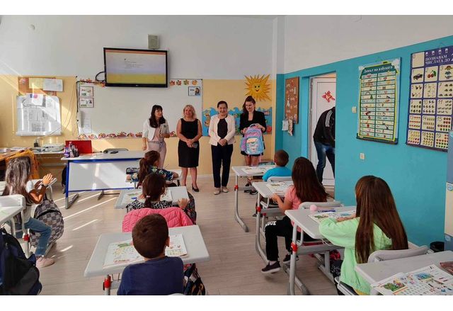 Община Враца раздаде безплатни учебни пособия и материали на 365
