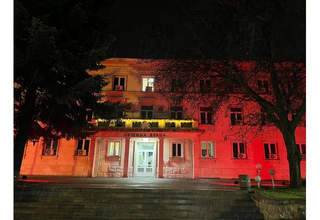 Сградата на община Враца бе осветена в червен цвят по