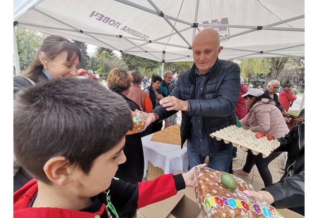 По повод Божието Възкресение на Великден Община Ловеч раздаде  на