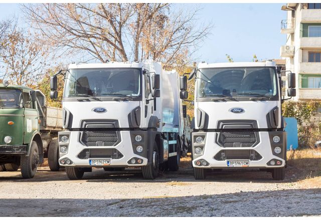 Община Мездра се сдоби с два нови специализирани автомобили за сметоизвозване