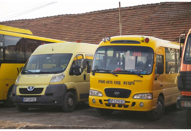 Община Мездра търси да назначи шофьори на автобуси 