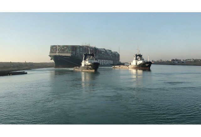 Огромния контейнеровоз "Евър гивън" в Суецкия канал