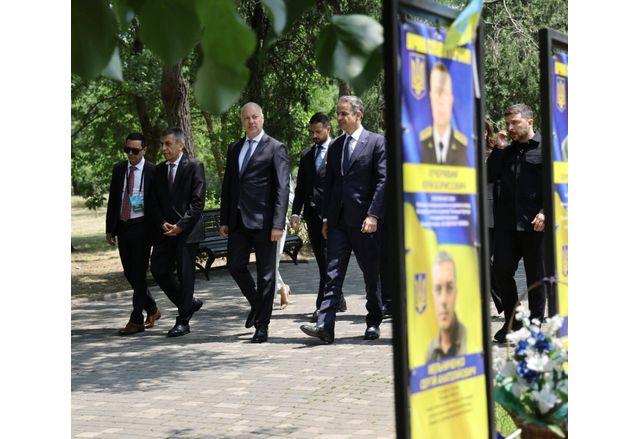 Министър председателят Росен Желязков украинският президент Володимир Зеленски и лидери от