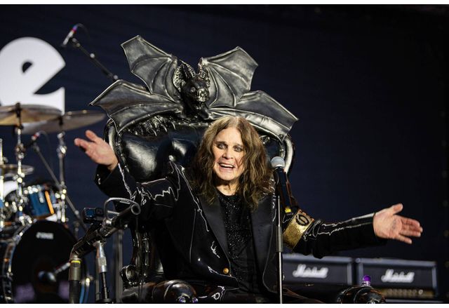 Ози Озбърн и Black Sabbath се отдадоха с гръм и