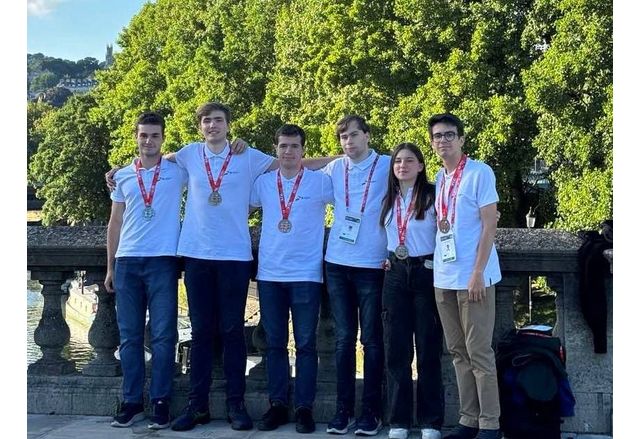 Българските математици се завърнаха с 5 медала от международната олимпиада във Великобритания