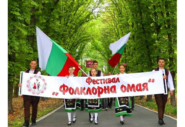 За трета поредна година в Нова Загора се състоя фестивал "Фолклорна омая"