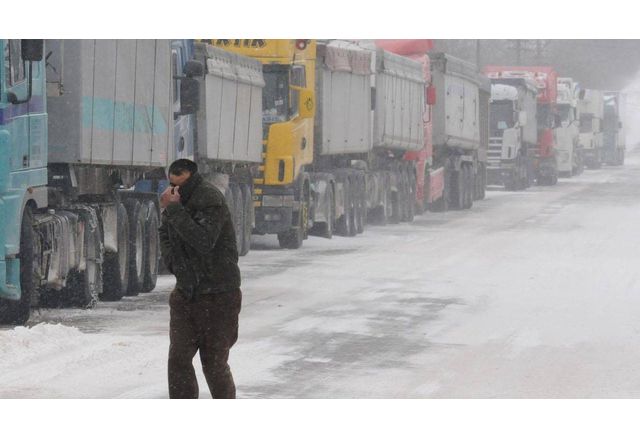 Около 15 километра е опашката от товарни автомобили на магистрала